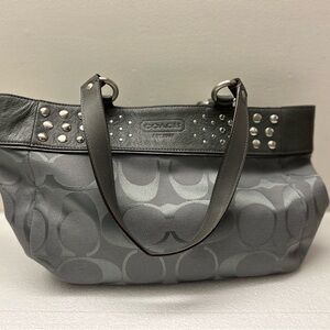 Coach Grey Tote with Leather Accents
Signature pattern 
Very good condition